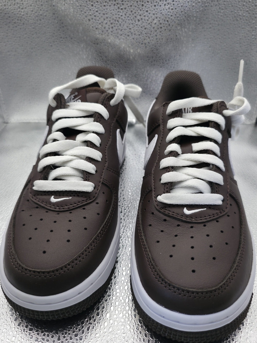 Nike Men’s Brown Low-Top Sneakers with White Swoosh 5.5m/7w